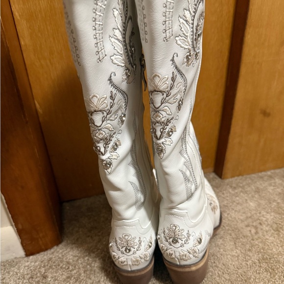 White Embroidered Cowboy / Cowgirl Boots - Picture 3 of 7
